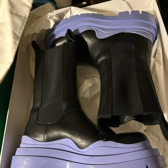 I’m selling my bottega boots only wore 1 time looks brand new - Picture 3 of 3